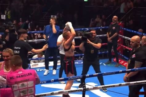 daniella hemsley celebrando|Kingpyn Boxing video: Daniella Hemsley flashes fans。